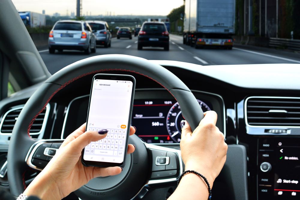 Os perigos da direção distraída: Como a tecnologia contribui para os acidentes de carro na Carolina do Norte