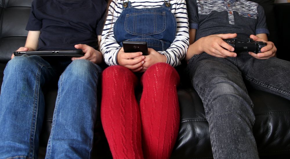 kids looks at electronic devices